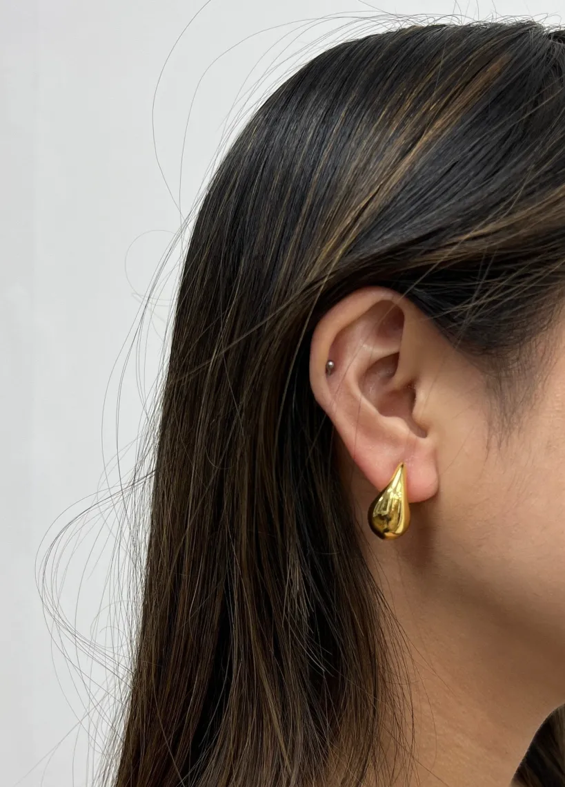 Mini Waterdrop Earring In Gold by SVNX